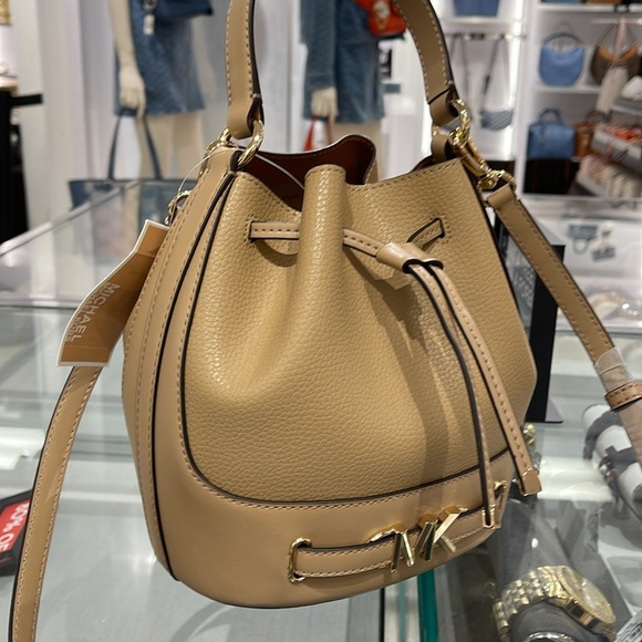MICHAEL KORS Reed Medium Pebbled Leather Bucket BagCamel NWT